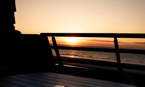 White & Sea, Face à la mer