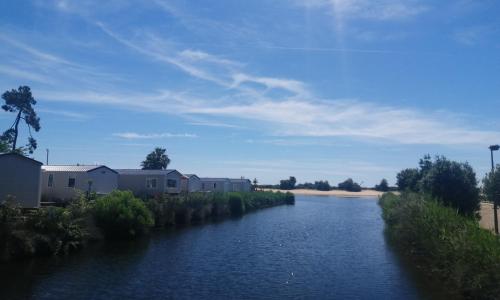 Mobil Home bord d'eau Camping 4 étoiles Les Viviers