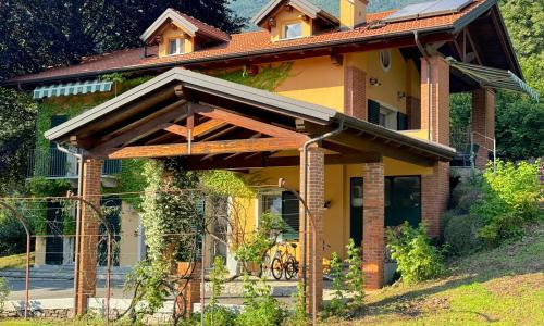 The comfortable house with big pool in the center of Mergozzo