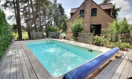 Annonce professionnelle. Jolie maison de vacances 4 chambres avec piscine extérieur, à proximité de la plage, pour 8 à 1