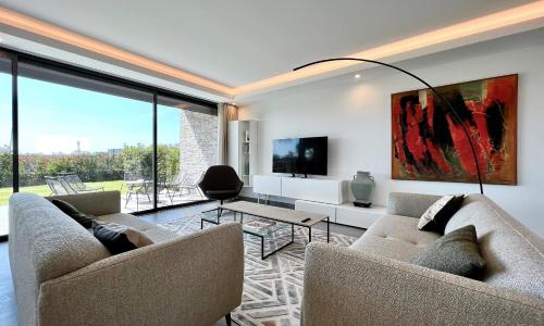 Bright T3 with pool and sea view