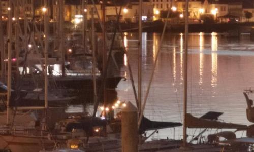 En mansarde sur le port