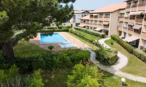 Studio du port avec terrasse, parking privatif, piscine dans résidence , wifi, ménage compris