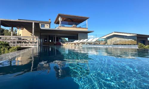 Villa de luxe surplombant la mer, piscine suspendue