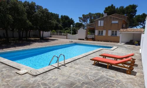 Chambre d'hôtes dans grande maison provençale avec piscine