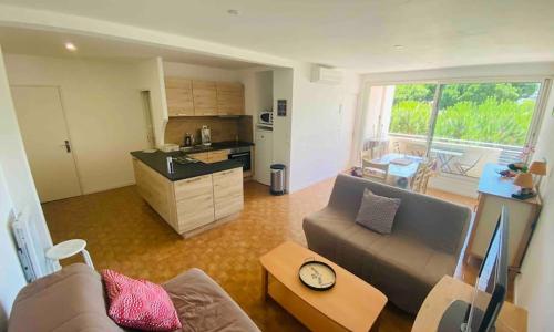 T2 centre ville parking prive clim 300m plage