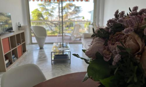 2p calme dans la verdure, grande terrasse et piscine