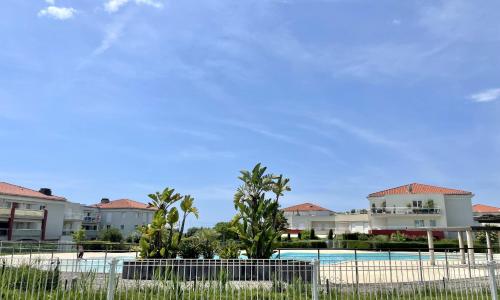 Studio with swimming pool next to the beach