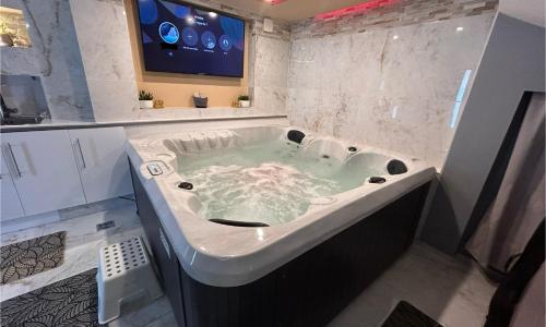 Spa Jacuzzi Moon White