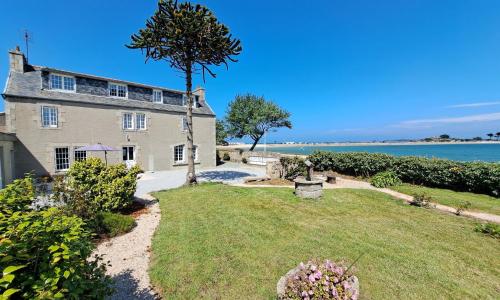 XXL holiday home directly by the sea