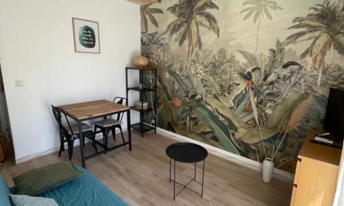 Studio climatisé avec balcon à 10 mn des plages