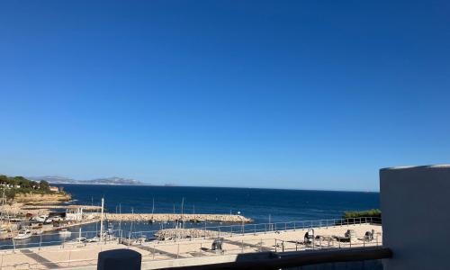 T2 vue sur le port jacuzzi terrasse et parking