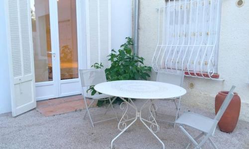 Second Line Beach Apartment with a garden