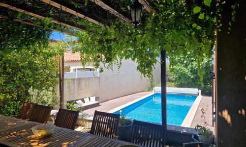 Villa arborée avec grande piscine