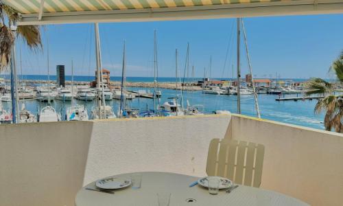 Superbe T2 avec vue sur le port et la mer avec parking privé 4RP221