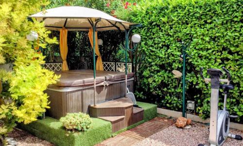 Maison de 2 chambres avec jacuzzi jardin clos et wifi a Meze
