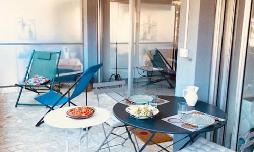 Les nereides bord de mer calme lumineux parking