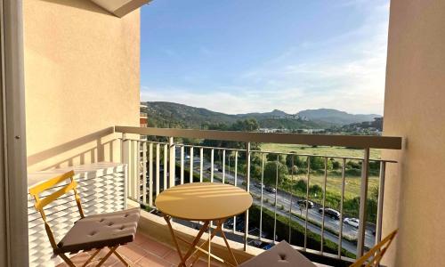 Bright studio with pool and view