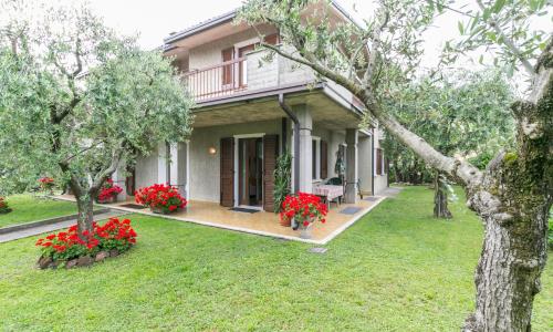 Casa Mary due - trilocale con giardino privato a due passi dal lago