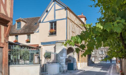 Hôtel Aux Vieux Remparts, The Originals Relais