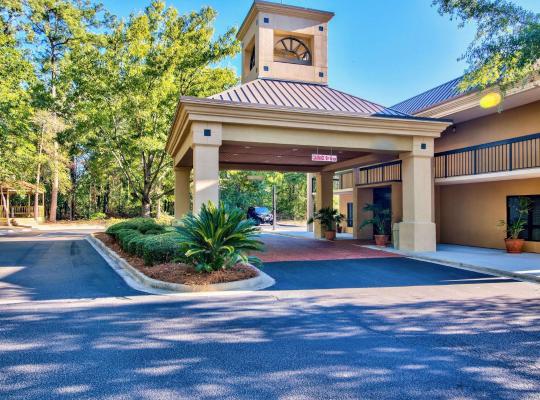 Clarion Inn & Suites Aiken, хотел в Айкън