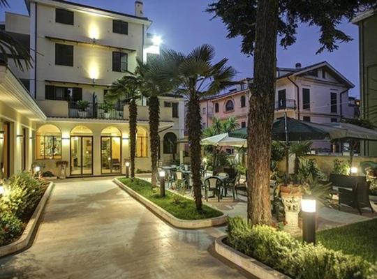 Hotel Ester Safer, hotel u gradu 'Pineto'