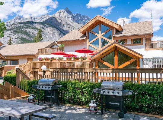 Banff Rocky Mountain Resort, hotel in Banff