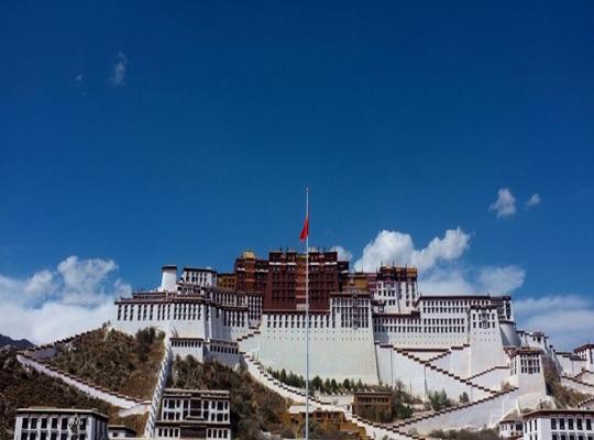 Lavande Hotel (Lhasa City Government Xizang University Branch), hótel í Lhasa