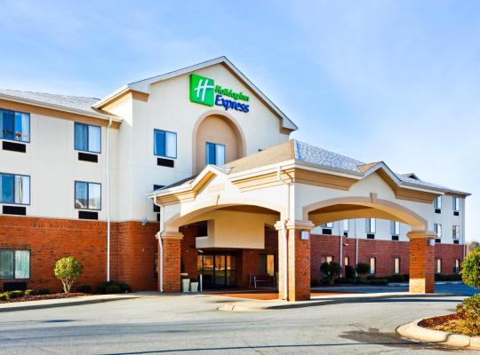 Holiday Inn Express Forest City, an IHG Hotel, hotell sihtkohas Forest City