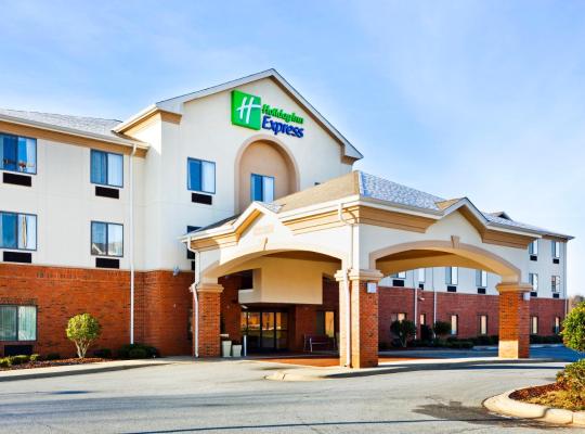 Viesnīca Holiday Inn Express Forest City, an IHG Hotel pilsētā Forestsitija