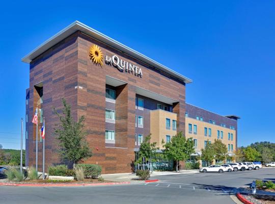 La Quinta Inn & Suites by Wyndham Lakeway: Lakeway şehrinde bir otel