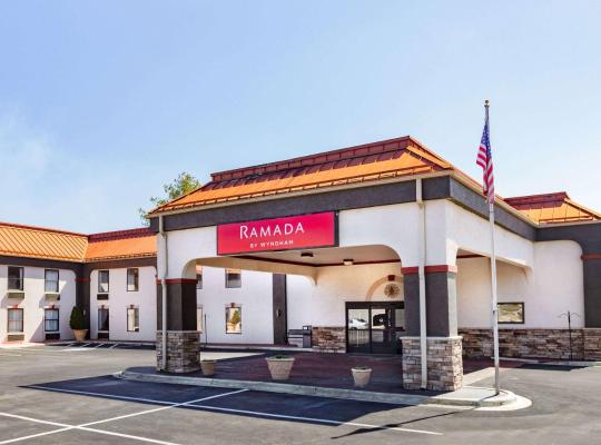 Ramada by Wyndham Hendersonville, hotel di Hendersonville