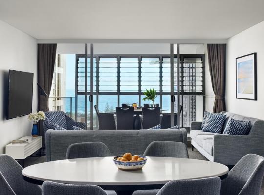 Meriton Suites Broadbeach, отель в Голд-Кост