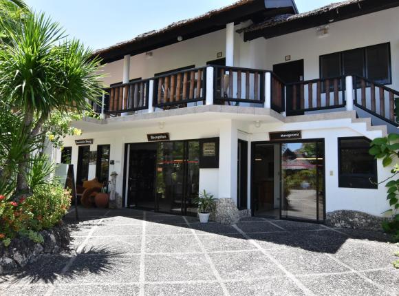 Dolphin House Resort Moalboal, Моалбоал