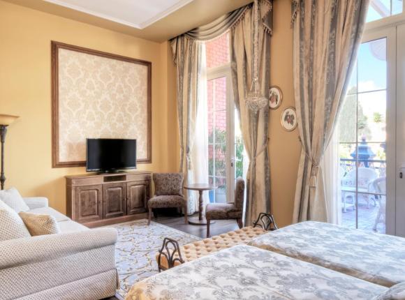 PortAventura Lucy's Mansion - Includes PortAventura Park Tickets, Салоу