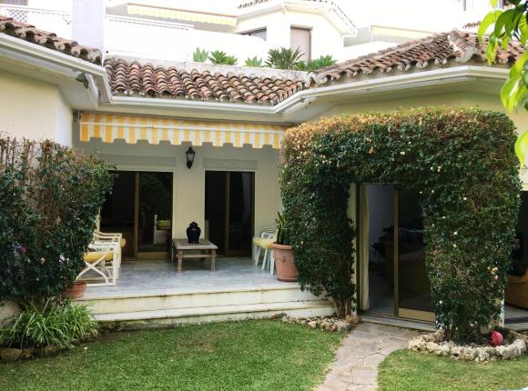 House with 3 bedrooms in Marbella with shared pool enclosed garden and WiFi 100 m from the beach, Марбелья