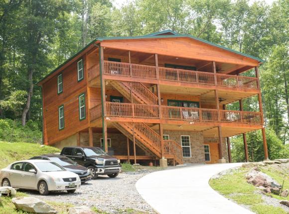 BRAND NEW CABIN-NATURE'S HAVEN LODGE 7 Bedrooms, 9 Baths, Pool Available 2 miles from cabin, Amazing Mountain View, 3 Minutes from Downtown, Sleeps 26, Гатлинберг