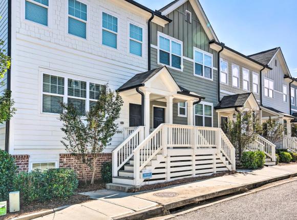 Atlanta Townhome with Deck about 6 Mi to Downtown!, Атланта