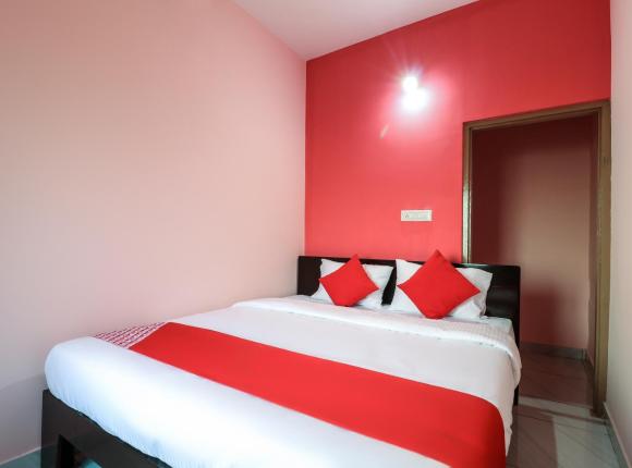 Vaccinated Staff- OYO 48879 GN Comforts, Бангалор