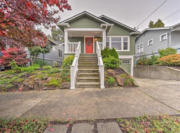 Charming Remodeled Wallingford Craftsman Home, Сиэтл