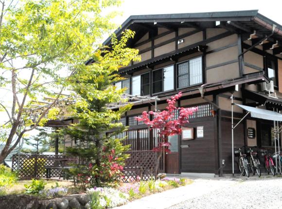 Sakura Guest House with mountain view, Такаяма