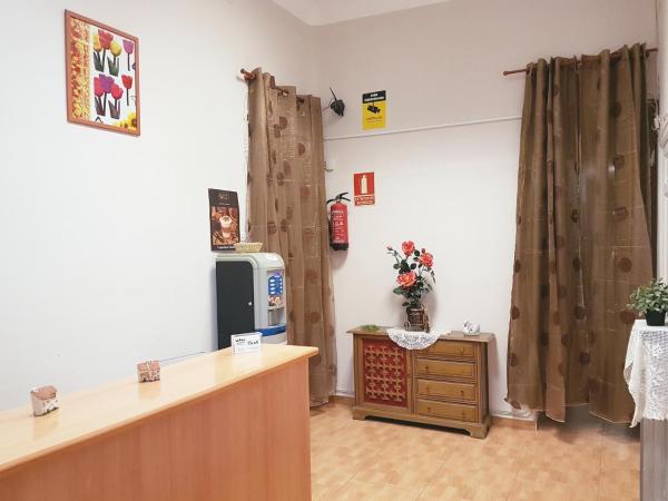 Pensión Berti Madrid : photo 4 de la chambre chambre lits jumeaux avec salle de bains commune