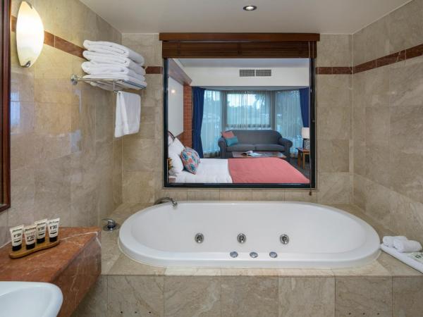 Arkaba Hotel : photo 1 de la chambre chambre de luxe avec lit queen-size et baignoire spa