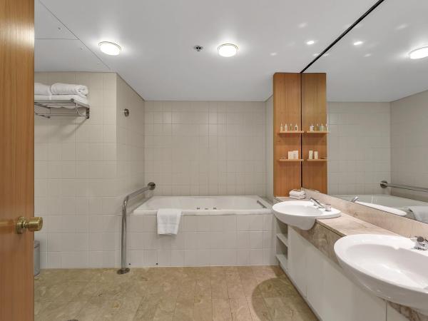 Stamford Plaza Adelaide : photo 7 de la chambre suite junior avec baignoire spa