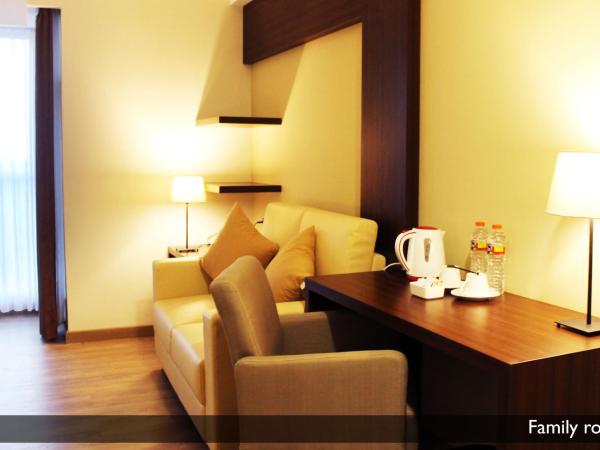 Hotel Gunawangsa MERR : photo 4 de la chambre chambre lits jumeaux spacieuse