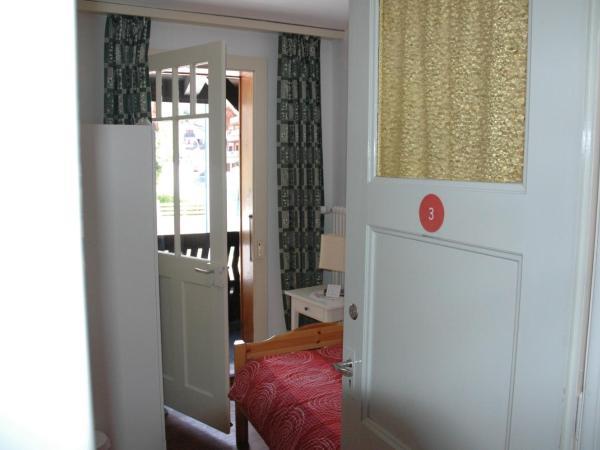 Chalet la Griotte : photo 2 de la chambre chambre simple avec salle de bains commune