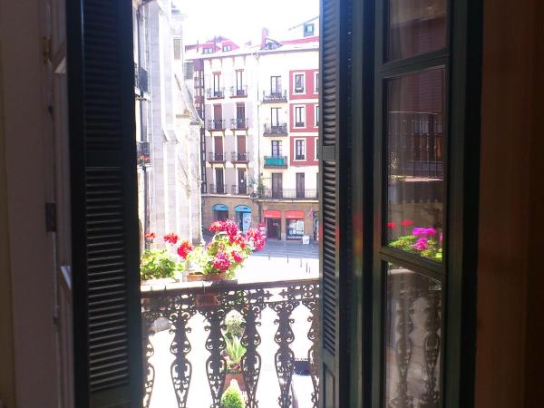 Roquefer Bilbao Central Rooms : photo 6 de la chambre chambre double ou lits jumeaux avec salle de bains privative