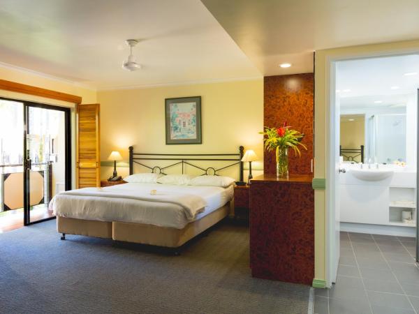 Palm Royale Cairns : photo 2 de la chambre chambre lit king-size - vue sur piscine