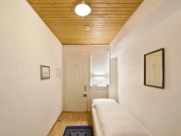 Hotel National Bern : photo 2 de la chambre chambre simple avec salle de bains extérieure privative