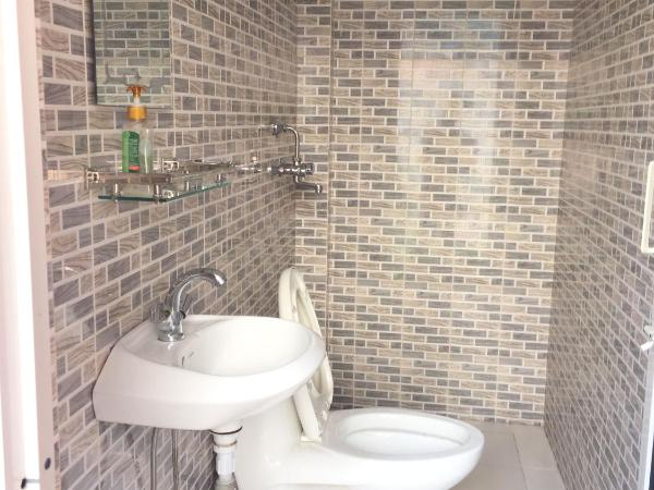 Aarya Chaitya Inn : photo 1 de la chambre chambre lits jumeaux Économique avec salle de bains commune